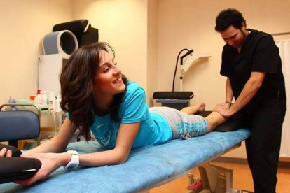 Roberto, fisioterapeuta del Ceard, relaja el gemelo de la gimnasta al acabar la tarde. Foto: Norberto