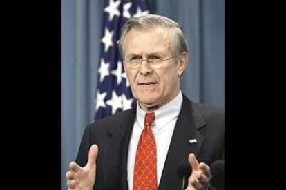 Fue el secretario de Defensa más joven de EE UU (con Ford) y ahora con Bush es el más viejo. Él es el ideólogo del nuevo orden internacional que quiere implantar Washington. Tiene 70 años.