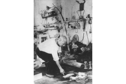 Pablo Picasso, en su taller. DL