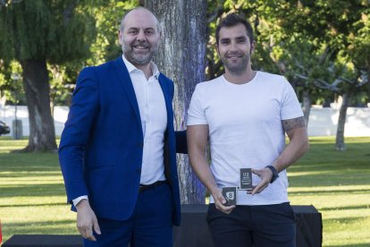 Carlos Acedo recoge el premio para el SOS La Bañeza.