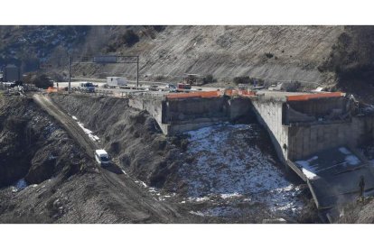 La estructura sur ya ha sido desmontada, tanto la parte izquierda, del doble derrumbe, como el otro viaducto que no se vio afectado. ANA F. BARREDO