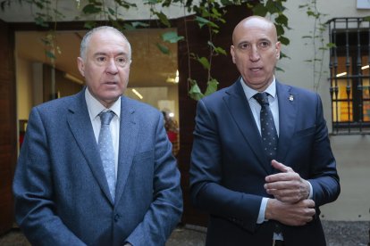 Los candidatos a la Alcaldía de León por la UPL, Eduardo López Sendino y por el PSOE, José Antonio Diez participan en una jornada de trabajo bajo el título ‘¿Comprometidos con el Comercio de Proximidad?’. ICAL