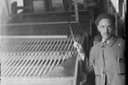 Obrero en la planta. FOTOTECA NACIONAL / ARCHIVO RUIZ VERNACCI