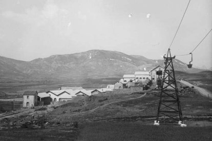 Edificios y línea de baldes. FOTOTECA NACIONAL / ARCHIVO RUIZ VERNACCI