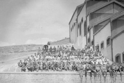 Obreros en el exterior. FOTOTECA NACIONAL / ARCHIVO RUIZ VERNACCI