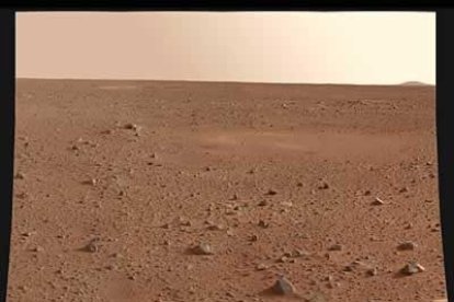 Aunque el robot es capaz de moverse mucho más rápido sobre la escarpada superficie del Planeta Rojo, el vehículo teledirigido de seis ruedas tardó 30 minutos en viajar hasta la roca porque se detuvo muchas veces para sacar fotografías.