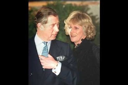 Tras los funerales, la sociedad británica endureció el debate sobre si Carlos de Inglaterra se casaría con Camilla.