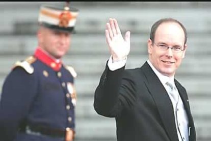 También acudió sin acompañante el príncipe <b>Alberto de Mónaco</b>.
