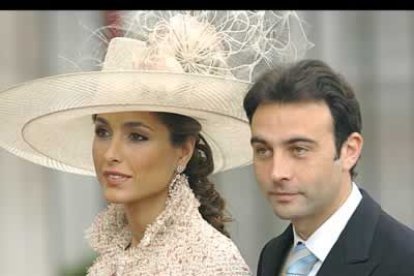 El torero <b>Enrique Ponce</b> y su esposa <b>Paloma Cuevas</b> también acudieron a la celebración.