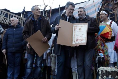 Juan Martínez Majo, junto al resto de los quintos que ayer fueron homenajeados, estuvo muy emocionado entre los vecinos del pueblo que le vio nacer.
