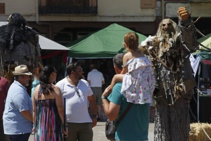 Una de las apariciones de los gigantes en la villa. FERNANDO OTERO PERANDONES