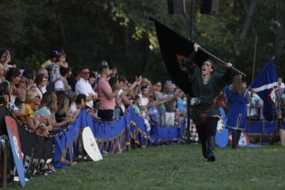 El torneo medieval se celebró ayer en el paraje del Postigo, al lado de la muralla. FERNANDO OTERO PERANDONES