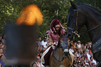 El plato fuerte de la jornada fue el torneo medieval que se celebró en el paraje del Postigo, al lado de la emblemática muralla. FERNANDO OTERO PERANDONES