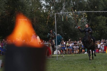 El plato fuerte de la jornada fue el torneo medieval que se celebró en el paraje del Postigo, al lado de la emblemática muralla. FERNANDO OTERO PERANDONES