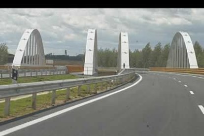 Otro puente de estructura igual al del canal de Castilla que se diferencia por el color; éste está en Palencia y sobrepasa al Pisuerga.