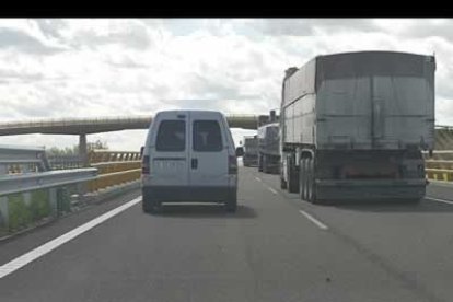 El mismo día de la inauguración del total de la autovía se demostró que el tráfico del valle del Ebro y de Europa sí que se traslada al moderno Camino de Santiago.
