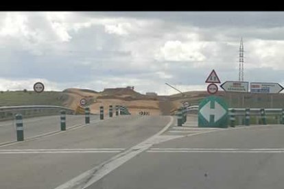 Llegada a Onzonilla. Ha pasado una hora y media larga con una media de 120 kilómetros por hora desde que se salió de Burgos. Al fondo, la construcción de la conexión con la autovía León-Benavente.