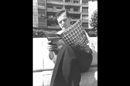 Un jovencísimo Mario Amilivia, que inició su carrera política en Nuevas Generaciones del PP, leyendo la prensa sentado en la plaza de la Inmaculada.