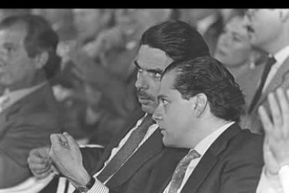 Amilivia conversa con el por entonces presidente de la Junta de Castilla y León, José María Aznar, en un acto electoral del partido celebrado en León.