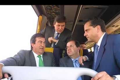 Amilivia, en la imagen junto a Herrera, Cascos y Fernández Santiago, ha sido además diputado nacional, viceportavoz del Grupo Parlamentario Popular  y Secretario Primero de la Mesa de las Cortes de Castilla y León, entre otros cargos.