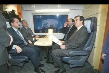 Uno de los principales logros de la última legislatura de Mario Amilivia ha sido la aprobación del paso de  la alta velocidad por León. En la imágen, conversa con Álvarez Cascos sobre los detalles de este proyecto.