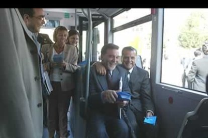 Rivalidades políticas al margen, Amilivia siempre ha mantenido una buena relación con la oposición. En la imagen bromea con el concejal del PSOE Miguel Alejo, en la inauguración de unos autobuses urbanos.