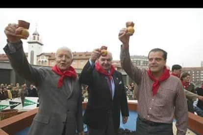 El alcalde siempre está presente en los actos populares que se celebran en León, como la fiesta de la vendimia.