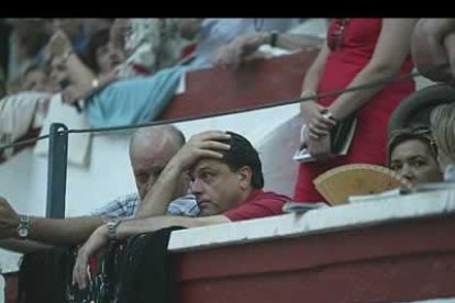Amilivia, alcalde de León desde 1995, es aficionado a los toros, por eso no es raro verle disfrutando una tarde taurina en la remodelada plaza de León.