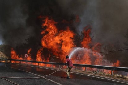 Un bombero combate el incendio forestal en el distrito de Marmaris, este domingo en Mugla (Turquía). EFE/ Erdem Sahin