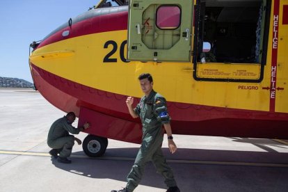 Un tripulante de un hidroplano español se prepara para luchar contra los incendios, este martes en el aeropuerto Dalaman de Mugla, Turquía. El ministro turco de Sanidad, Fahrettin Koca, ha confirmado este martes que 8 personas han perdido la vida debido a los incendios que asolan la costa del país. EFE/ERDEM SAHIN