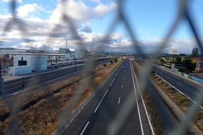 El Alvia Alicante-Gijón, parado durante horas en la entrada de León. DL