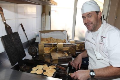 Miguel Ángel Antón elabora las galletas de hierro cada día, una a una, en su obrador de Sahagún.