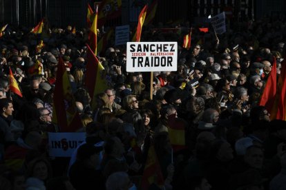 Miles de personas llenan esta sábado la plaza de Cibeles de Madrid con banderas de España, convocadas por diversas asociaciones para protestar contra el Gobierno de Pedro Sánchez y 