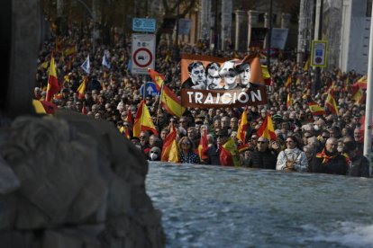 Miles de personas llenan esta sábado la plaza de Cibeles de Madrid con banderas de España, convocadas por diversas asociaciones para protestar contra el Gobierno de Pedro Sánchez y 