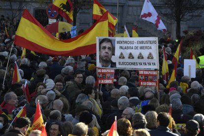 Miles de personas llenan esta sábado la plaza de Cibeles de Madrid con banderas de España, convocadas por diversas asociaciones para protestar contra el Gobierno de Pedro Sánchez y 