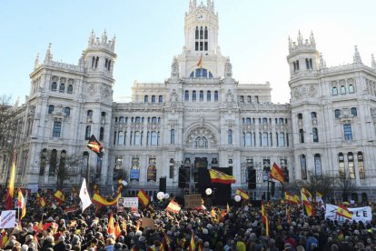 Miles de personas llenan esta sábado la plaza de Cibeles de Madrid con banderas de España, convocadas por diversas asociaciones para protestar contra el Gobierno de Pedro Sánchez y 