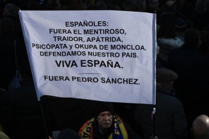 Miles de personas llenan esta sábado la plaza de Cibeles de Madrid con banderas de España, convocadas por diversas asociaciones para protestar contra el Gobierno de Pedro Sánchez y 