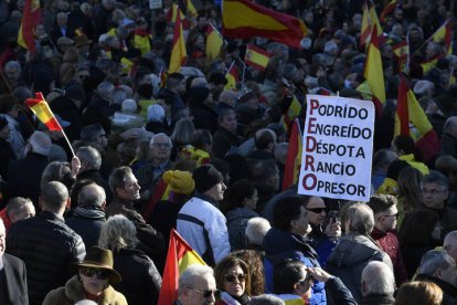 Miles de personas llenan esta sábado la plaza de Cibeles de Madrid con banderas de España, convocadas por diversas asociaciones para protestar contra el Gobierno de Pedro Sánchez y 