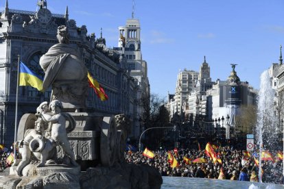 Miles de personas llenan esta sábado la plaza de Cibeles de Madrid con banderas de España, convocadas por diversas asociaciones para protestar contra el Gobierno de Pedro Sánchez y 