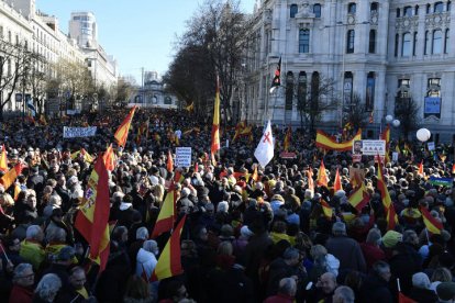 Miles de personas llenan esta sábado la plaza de Cibeles de Madrid con banderas de España, convocadas por diversas asociaciones para protestar contra el Gobierno de Pedro Sánchez y 
