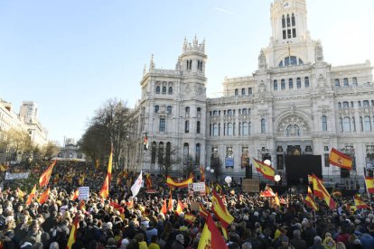 Miles de personas llenan esta sábado la plaza de Cibeles de Madrid con banderas de España, convocadas por diversas asociaciones para protestar contra el Gobierno de Pedro Sánchez y 