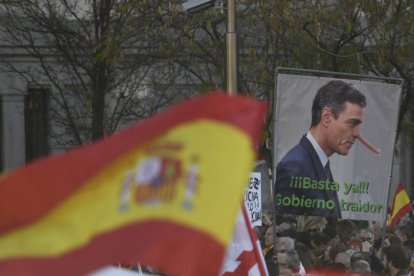 Miles de personas llenan esta sábado la plaza de Cibeles de Madrid con banderas de España, convocadas por diversas asociaciones para protestar contra el Gobierno de Pedro Sánchez y 