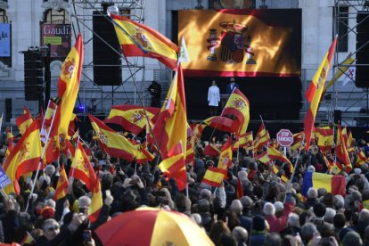 Miles de personas llenan esta sábado la plaza de Cibeles de Madrid con banderas de España, convocadas por diversas asociaciones para protestar contra el Gobierno de Pedro Sánchez y 
