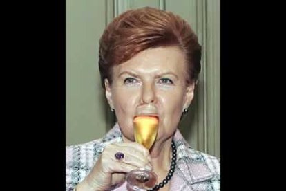 En Estonia, Vaira Vike-Freiberga, primera jefa de Estado en Europa del Este, asumió el cargo en julio del 1999.