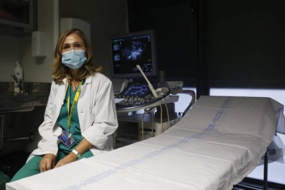 La ginecóloga Ana María Pérez Llamas realiza las operaciones quirúrgicas de los pacientes con disforia de género en el Hospital de León. FERNANDO TERO PERANDONES