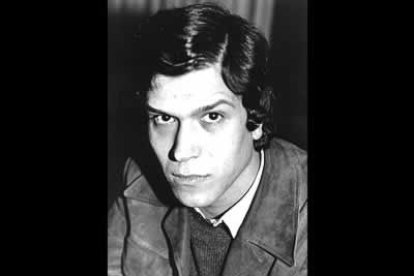 Conde comenzó su carrera política en 1984, cuando se hizo militante del Partido Comunista de Castilla y León.