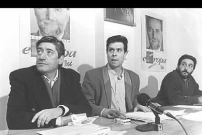 José Luis Conde, en el medio, acompañado por sus compañeros de partido, Germán Fernández y Antonio Herreros.