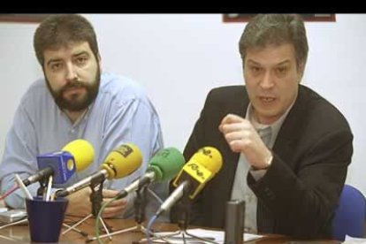 Conde, junto al ex coordinador de IU en la provincia de León, Guillermo Murias.