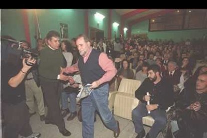 El candidato a la Junta por IU, en un acto político junto al ex cordinador de la coalición a nivel general Julio Anguita.