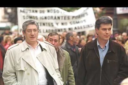 Entre los años 1995 Y 1999 fue procurador en las Cortes de Castilla y León, donde desempeñó funciones de portavoz adjunto y portavoz en las comisiones de Agricultura, Industria y Medio Ambiente.